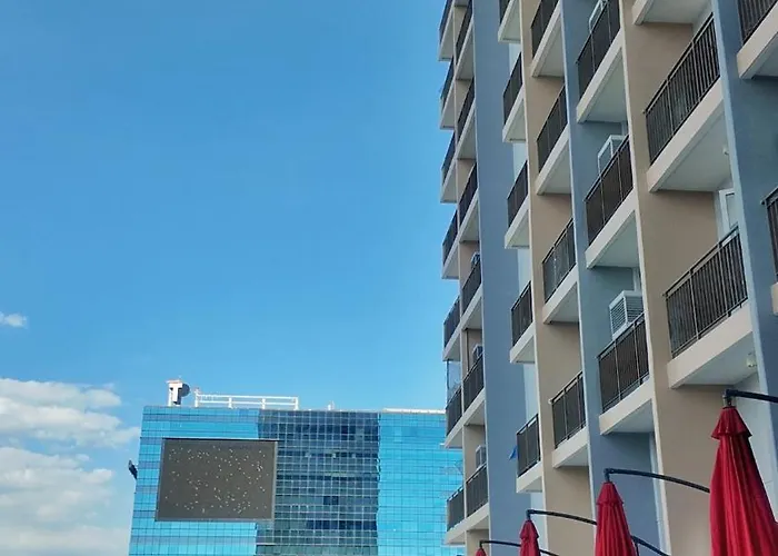 Stylish Makati With Pool Near Airport & Bgc Apartment