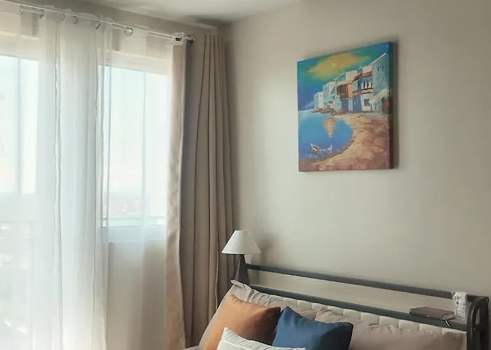 Stylish Makati With Pool Near Airport & Bgc Apartment Manila